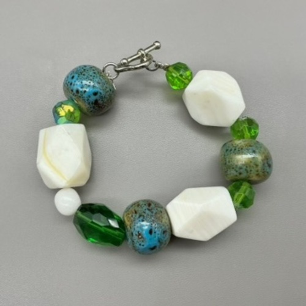 Beaded Bracelet Womens Green White‎ Blue Ceramic Glass Toggle Clasp 8.5 Inch